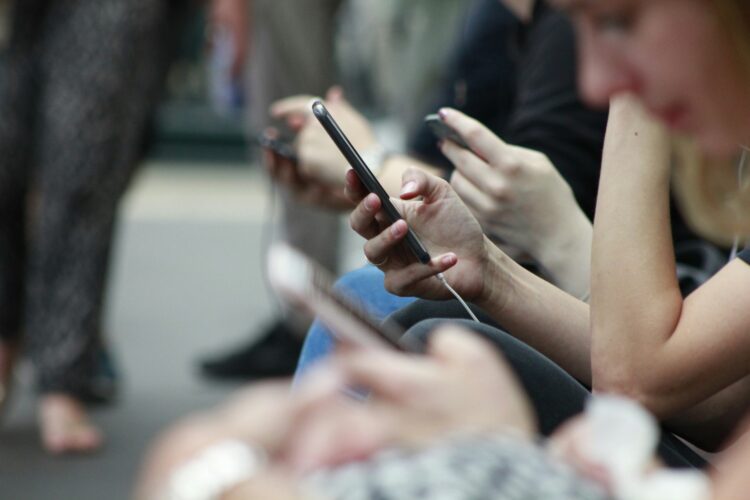 Immagine di una ragazza con il telefono in mano